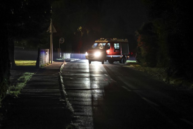 Auto verunfallt: Einsatzkr�fte dreier Feuerwehren zu Personenrettung nach Kallham alarmiert