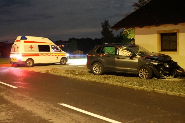 Auto verunfallt: Einsatzkr�fte dreier Feuerwehren zu Personenrettung nach Kallham alarmiert