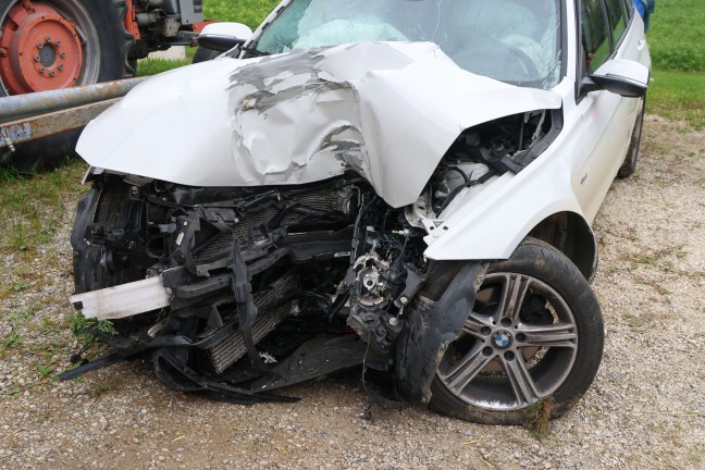 Frontalcrash gegen Baum: Verkehrsunfall in Ried im Traunkreis fordert drei teils Schwerverletzte