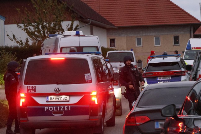 Cobraeinsatz: Polizeigro�aufgebot bei Bauernhof in Vorchdorf im Einsatz