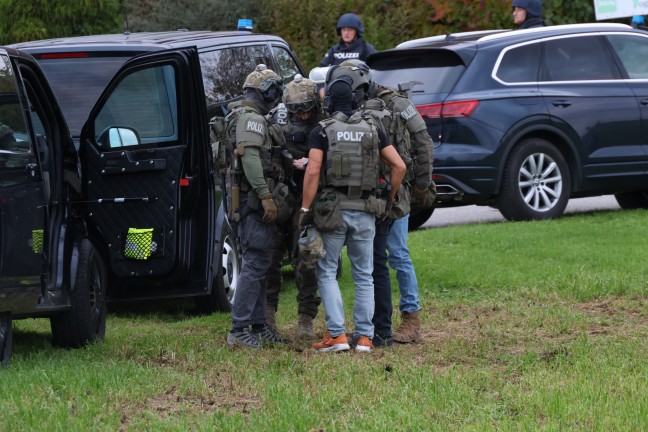 Cobraeinsatz: Polizeigro�aufgebot bei Bauernhof in Vorchdorf im Einsatz