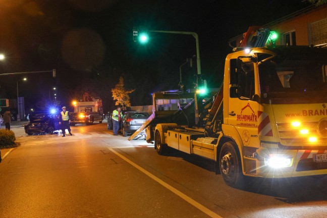 Heftiger Crash zwischen zwei PKW in einem Kreuzungsbereich in Wels-Lichtenegg