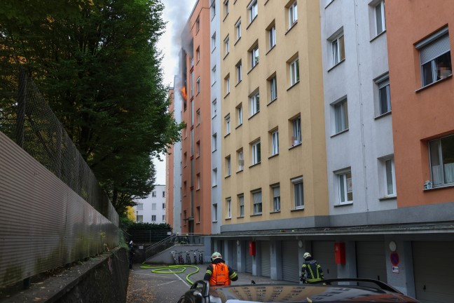 F�nf Verletzte bei ausgedehntem Wohnungsbrand samt Explosion in einer Wohnanlage in Wels-Neustadt