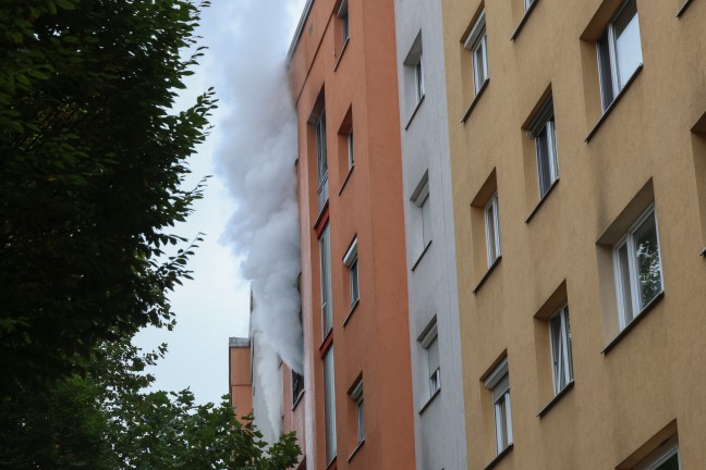 F�nf Verletzte bei ausgedehntem Wohnungsbrand samt Explosion in einer Wohnanlage in Wels-Neustadt