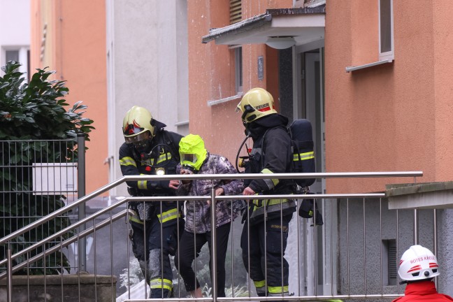 F�nf Verletzte bei ausgedehntem Wohnungsbrand samt Explosion in einer Wohnanlage in Wels-Neustadt
