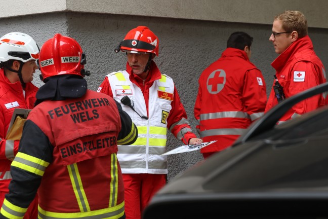 F�nf Verletzte bei ausgedehntem Wohnungsbrand samt Explosion in einer Wohnanlage in Wels-Neustadt