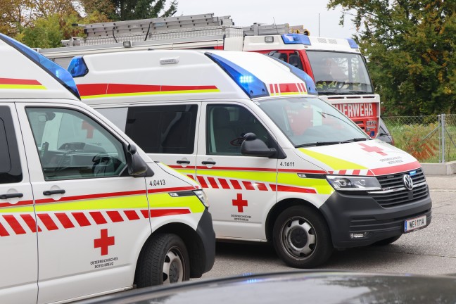 F�nf Verletzte bei ausgedehntem Wohnungsbrand samt Explosion in einer Wohnanlage in Wels-Neustadt