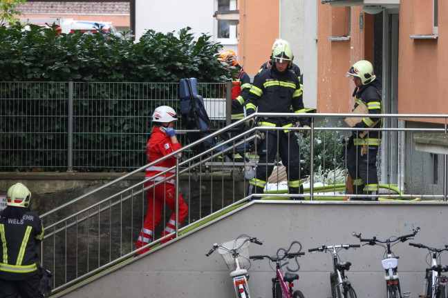 F�nf Verletzte bei ausgedehntem Wohnungsbrand samt Explosion in einer Wohnanlage in Wels-Neustadt