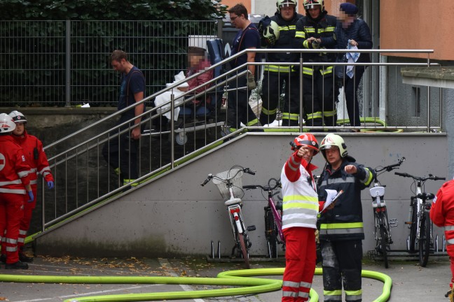 F�nf Verletzte bei ausgedehntem Wohnungsbrand samt Explosion in einer Wohnanlage in Wels-Neustadt