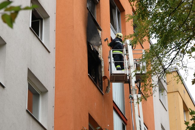 F�nf Verletzte bei ausgedehntem Wohnungsbrand samt Explosion in einer Wohnanlage in Wels-Neustadt