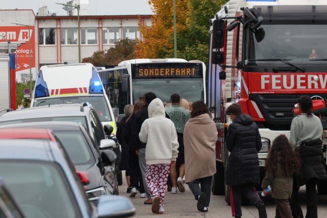 F�nf Verletzte bei ausgedehntem Wohnungsbrand samt Explosion in einer Wohnanlage in Wels-Neustadt