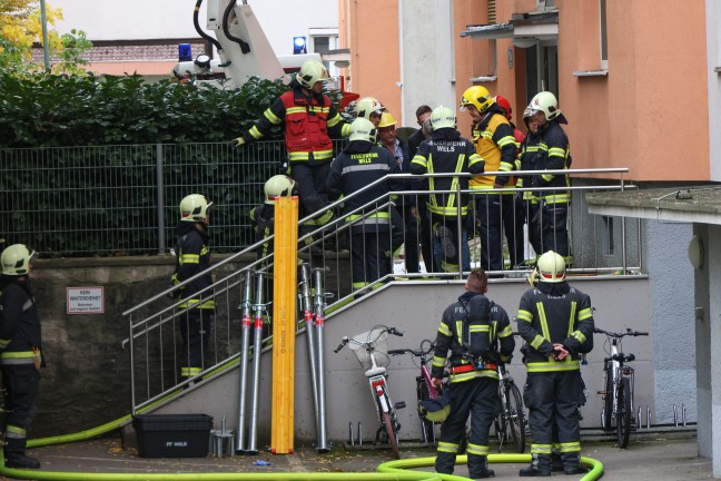 F�nf Verletzte bei ausgedehntem Wohnungsbrand samt Explosion in einer Wohnanlage in Wels-Neustadt