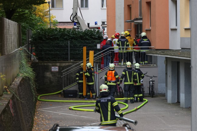 F�nf Verletzte bei ausgedehntem Wohnungsbrand samt Explosion in einer Wohnanlage in Wels-Neustadt