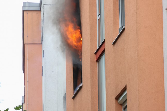 F�nf Verletzte bei ausgedehntem Wohnungsbrand samt Explosion in einer Wohnanlage in Wels-Neustadt