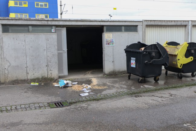 Beginnender Brand eines M�llcontainers im M�llraum einer Wohnanlage in Wels-Vogelweide