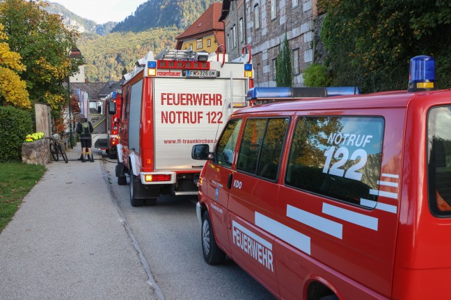 L�scharbeiten mit Seeblick: Feuerwehr bei Brand im Ortszentrum von Traunkirchen im Einsatz