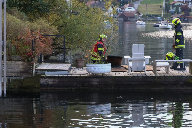 L�scharbeiten mit Seeblick: Feuerwehr bei Brand im Ortszentrum von Traunkirchen im Einsatz