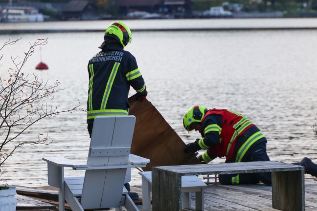 L�scharbeiten mit Seeblick: Feuerwehr bei Brand im Ortszentrum von Traunkirchen im Einsatz