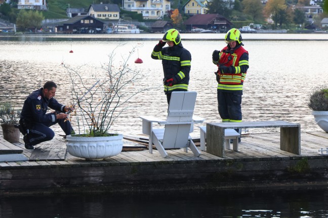 L�scharbeiten mit Seeblick: Feuerwehr bei Brand im Ortszentrum von Traunkirchen im Einsatz