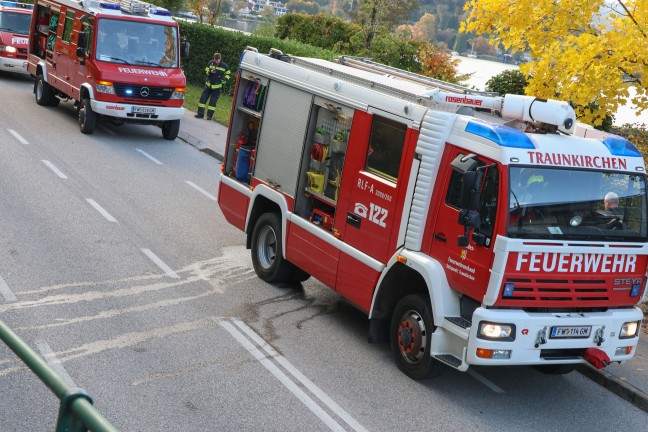 L�scharbeiten mit Seeblick: Feuerwehr bei Brand im Ortszentrum von Traunkirchen im Einsatz