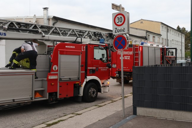 Person drohte abzust�rzen: Feuerwehr zu Personenrettung nach Wels-Neustadt alarmiert