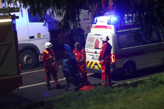 Schwer eingeklemmt: Transporter kracht auf Rastplatz der Innkreisautobahn in Pichl bei Wels in LKW