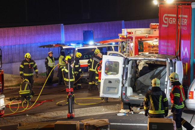 Schwer eingeklemmt: Transporter kracht auf Rastplatz der Innkreisautobahn in Pichl bei Wels in LKW