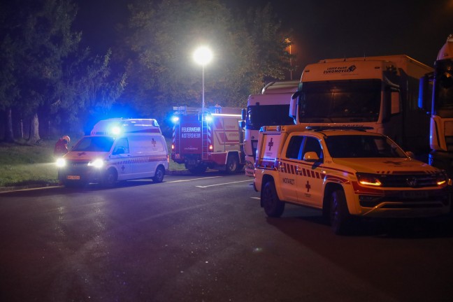 Schwer eingeklemmt: Transporter kracht auf Rastplatz der Innkreisautobahn in Pichl bei Wels in LKW