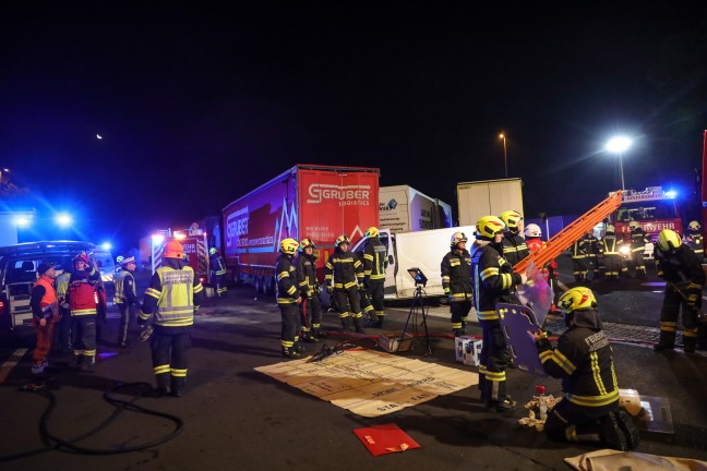 Schwer eingeklemmt: Transporter kracht auf Rastplatz der Innkreisautobahn in Pichl bei Wels in LKW