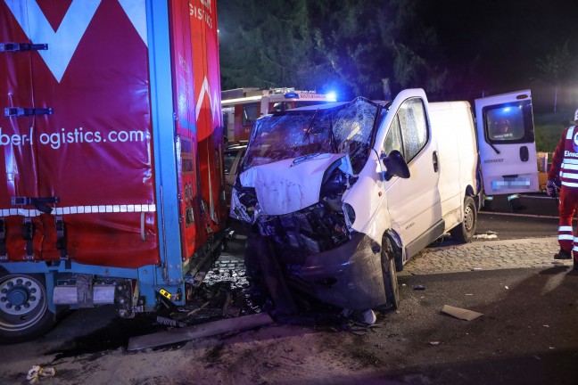 Schwer eingeklemmt: Transporter kracht auf Rastplatz der Innkreisautobahn in Pichl bei Wels in LKW
