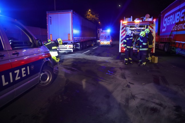 Schwer eingeklemmt: Transporter kracht auf Rastplatz der Innkreisautobahn in Pichl bei Wels in LKW