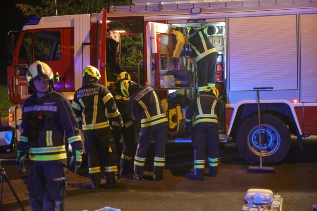 Schwer eingeklemmt: Transporter kracht auf Rastplatz der Innkreisautobahn in Pichl bei Wels in LKW