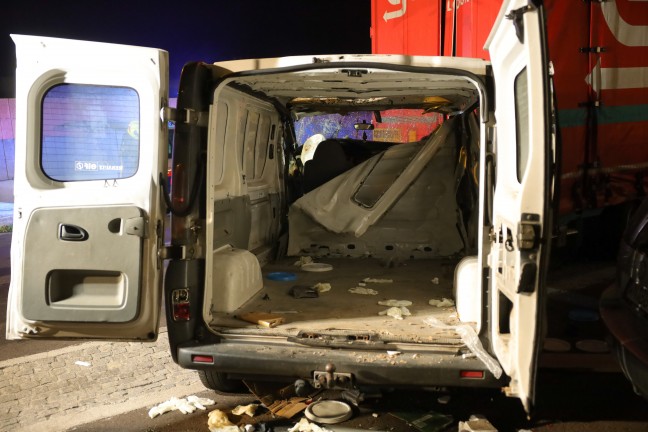 Schwer eingeklemmt: Transporter kracht auf Rastplatz der Innkreisautobahn in Pichl bei Wels in LKW