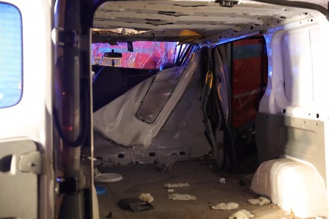 Schwer eingeklemmt: Transporter kracht auf Rastplatz der Innkreisautobahn in Pichl bei Wels in LKW