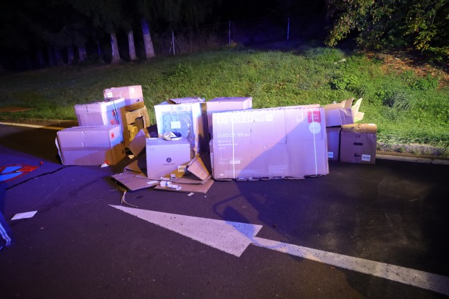 Schwer eingeklemmt: Transporter kracht auf Rastplatz der Innkreisautobahn in Pichl bei Wels in LKW