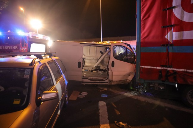 Schwer eingeklemmt: Transporter kracht auf Rastplatz der Innkreisautobahn in Pichl bei Wels in LKW