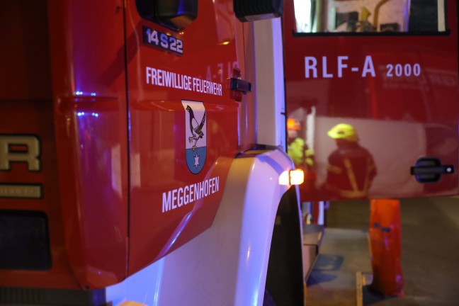 Schwer eingeklemmt: Transporter kracht auf Rastplatz der Innkreisautobahn in Pichl bei Wels in LKW