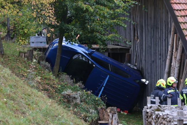 Personenrettung: Frau in Eschenau im Hausruckkreis unter abgest�rztem Auto eingeklemmt