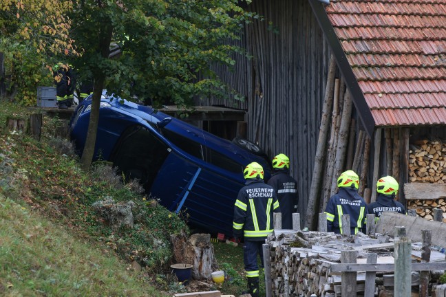 Personenrettung: Frau in Eschenau im Hausruckkreis unter abgest�rztem Auto eingeklemmt