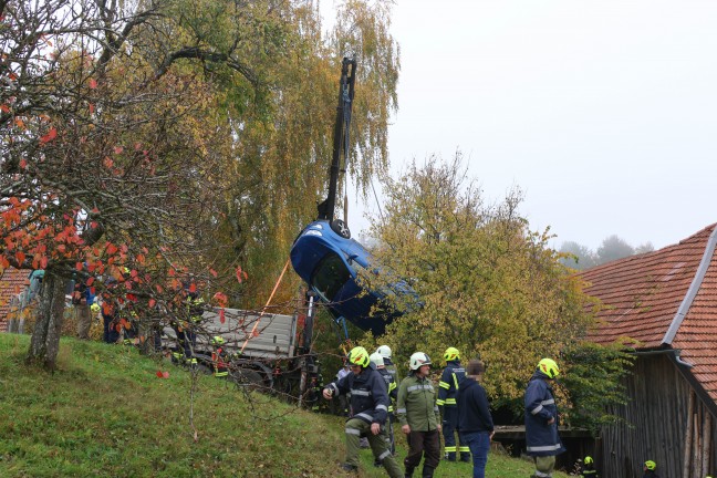 Personenrettung: Frau in Eschenau im Hausruckkreis unter abgest�rztem Auto eingeklemmt