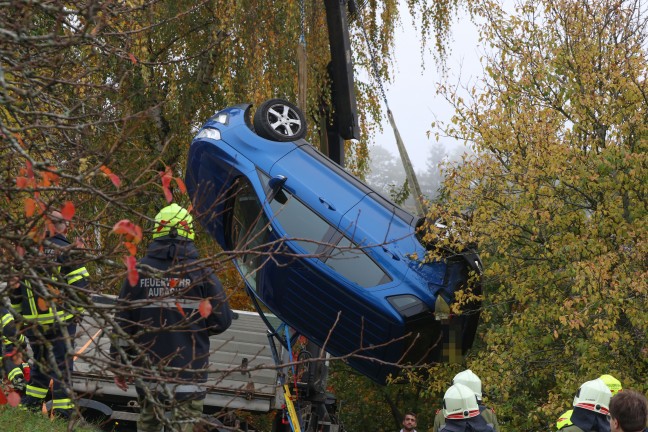 Personenrettung: Frau in Eschenau im Hausruckkreis unter abgest�rztem Auto eingeklemmt