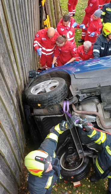 Personenrettung: Frau in Eschenau im Hausruckkreis unter abgest�rztem Auto eingeklemmt