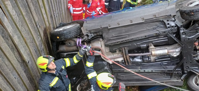 Personenrettung: Frau in Eschenau im Hausruckkreis unter abgest�rztem Auto eingeklemmt