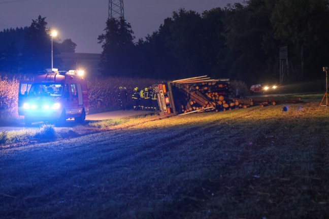Lenker leicht verletzt: Vollbeladener Holztransporter in Aurolzm�nster umgest�rzt