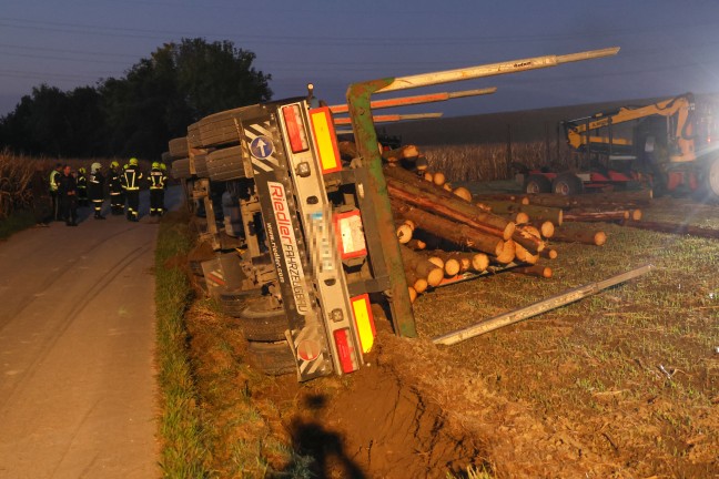 Lenker leicht verletzt: Vollbeladener Holztransporter in Aurolzm�nster umgest�rzt
