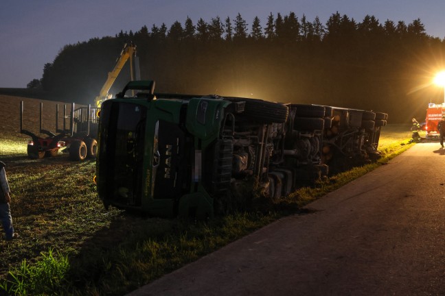 Lenker leicht verletzt: Vollbeladener Holztransporter in Aurolzm�nster umgest�rzt