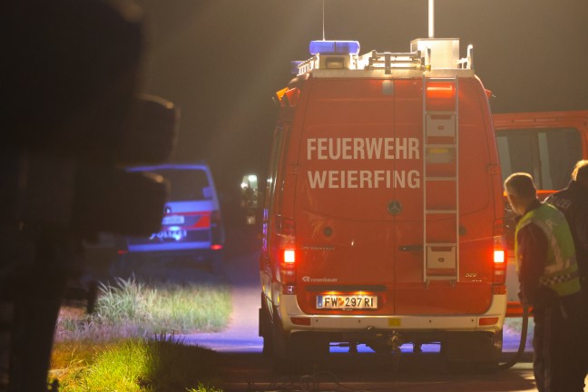 Lenker leicht verletzt: Vollbeladener Holztransporter in Aurolzm�nster umgest�rzt