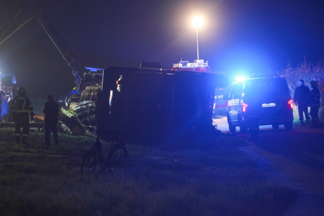 Lenker leicht verletzt: Vollbeladener Holztransporter in Aurolzm�nster umgest�rzt