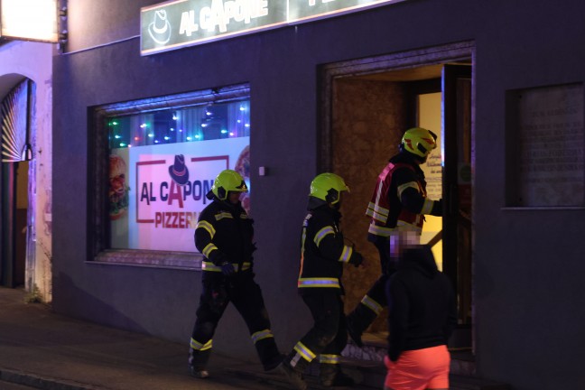 Einsatz zweier Feuerwehren bei Wohngeb�ude und Gastrolokal im Ortszentrum von Neuhofen an der Krems
