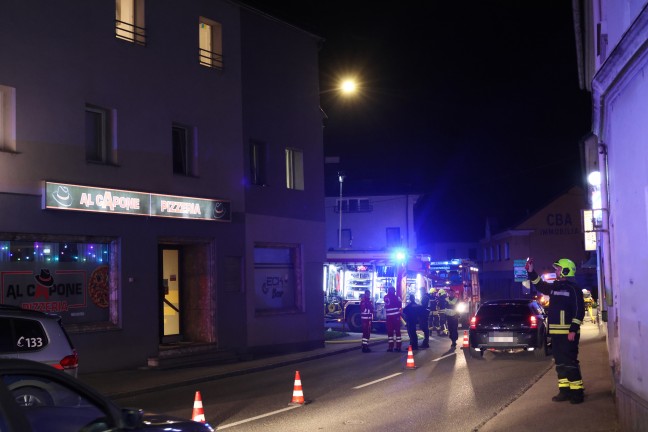 Einsatz zweier Feuerwehren bei Wohngeb�ude und Gastrolokal im Ortszentrum von Neuhofen an der Krems